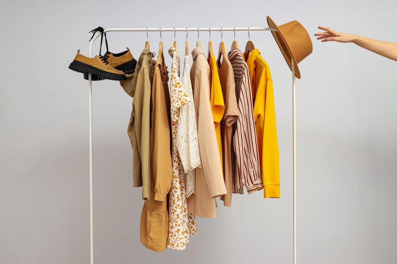 Капсульний жіночий гардероб із люксовими акцентами: як швидко створювати стильні образи