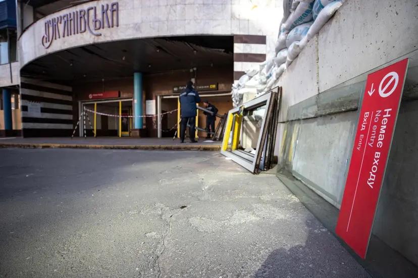 На станції метро «Лук’янівська» замінили вхідні двері після численних обстрілів