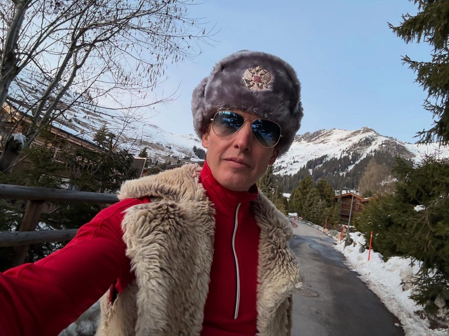 Колеги шоковані: британський співак Джеймс Блант засвітився в шапці-ушанці з гербом РФ