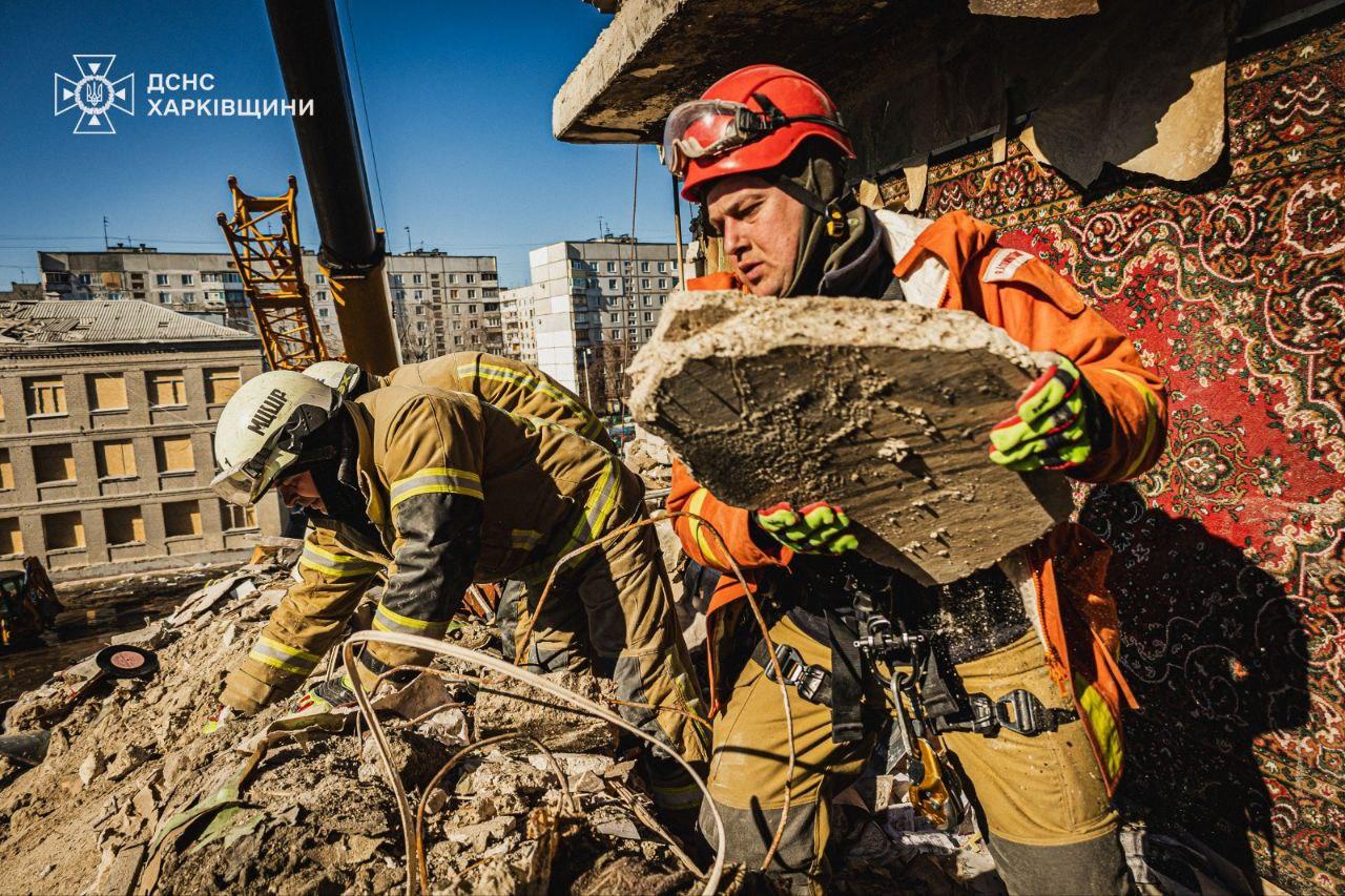 Розбір завалів після обстрілу Харкова триває другу добу: відомо про 10 загиблих, серед них 2 дітей