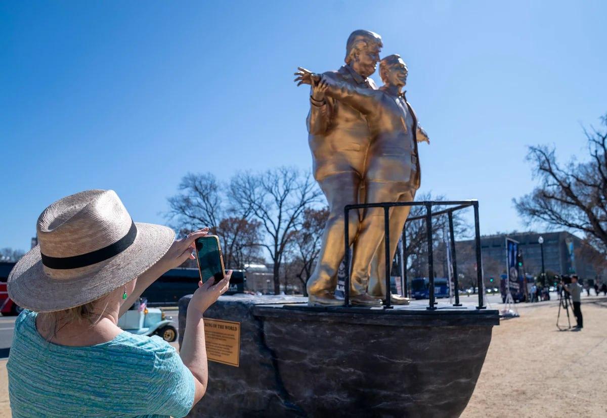 Біля Білого дому встановили сатиричну статую із Трампом та Епштейном у стилі сцени з «Титаніка»