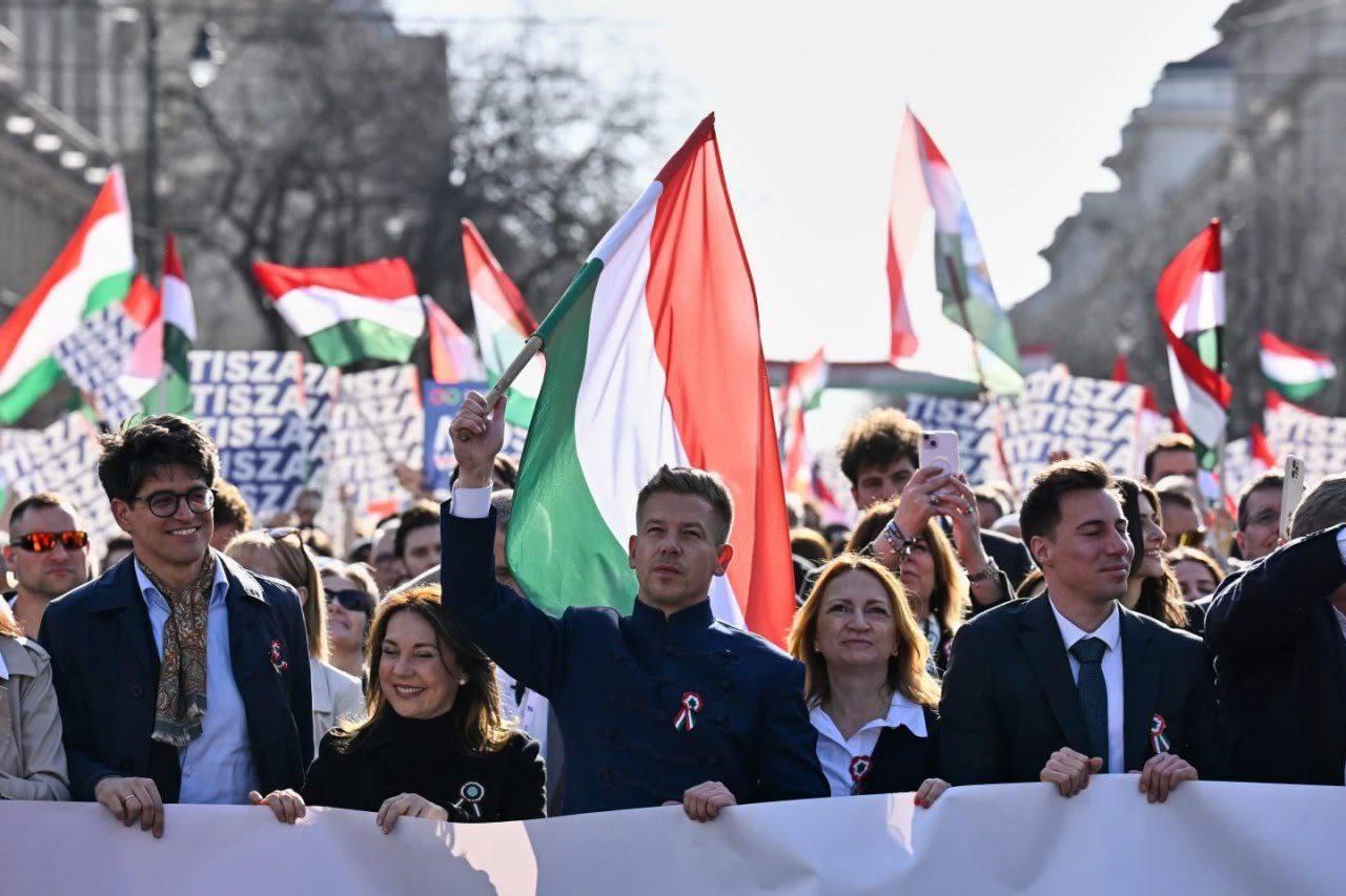 В Угорщині пройшли масові мітинги Орбана і Мадяра перед виборами 12 квітня