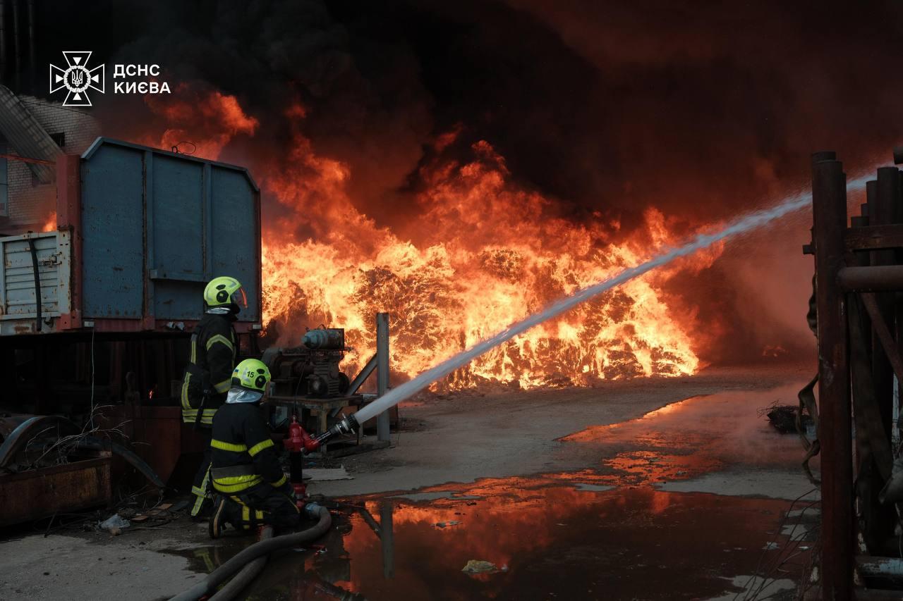 У Голосіївському районі Києва сталася масштабна пожежа на території підприємства
