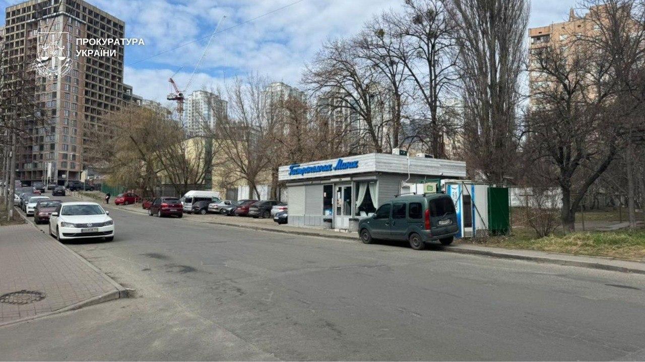 На Печерську кіоск-гастрономчик працює без документів на землю