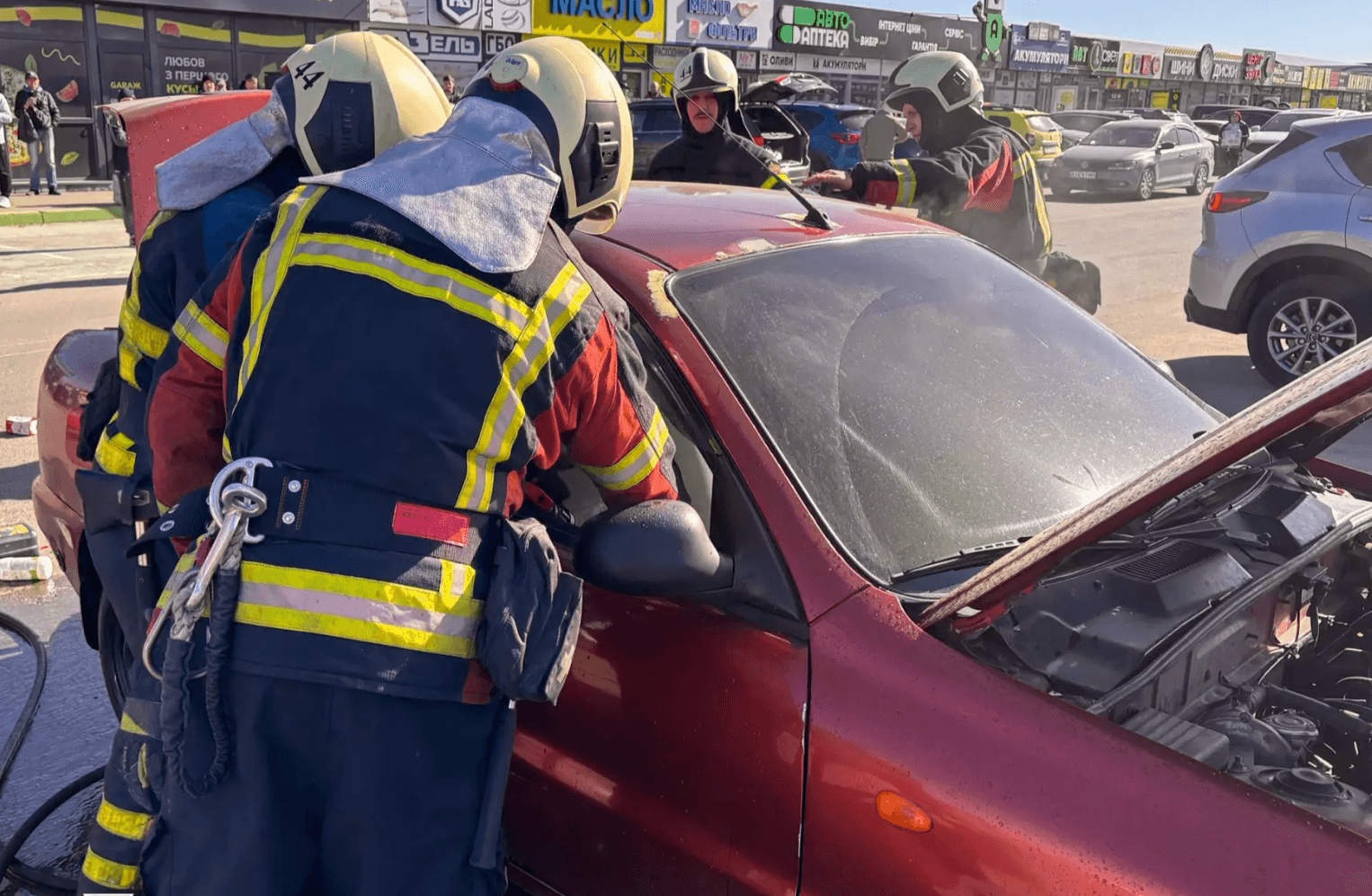 На столичному авторинку спалахнула автівка