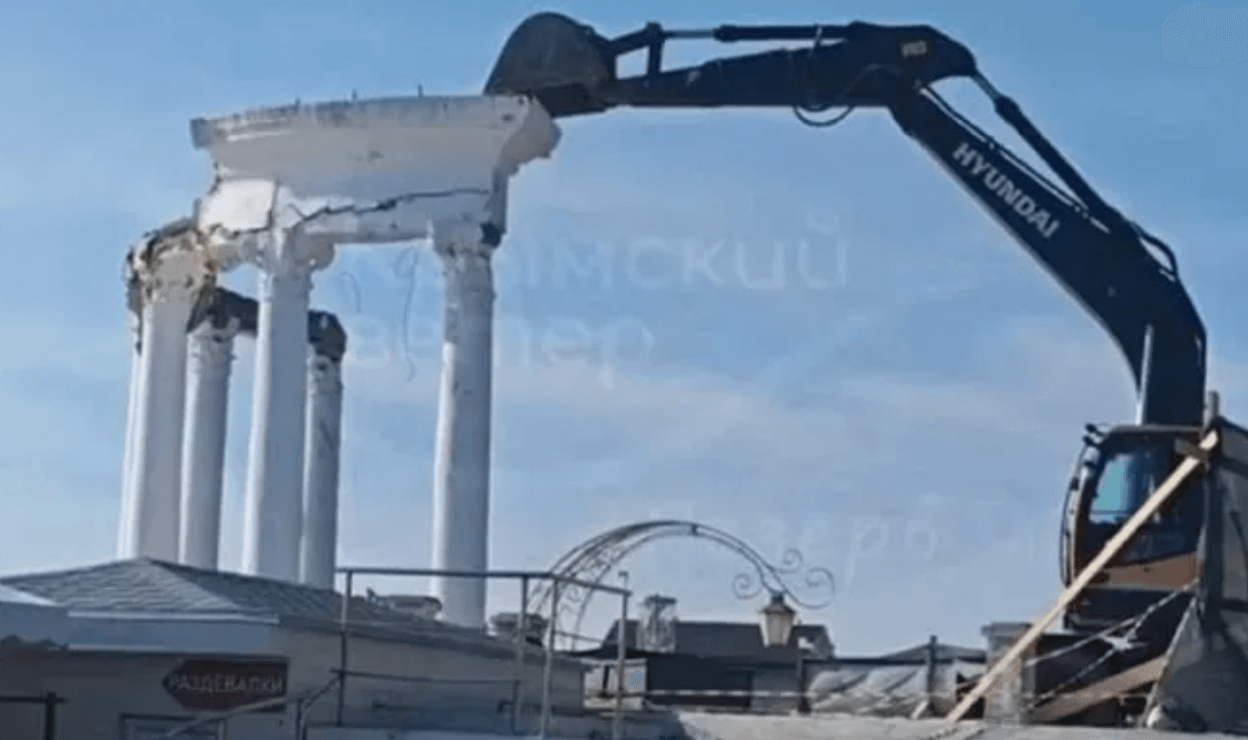 В Алушті росіяни знищують відомий символ міста