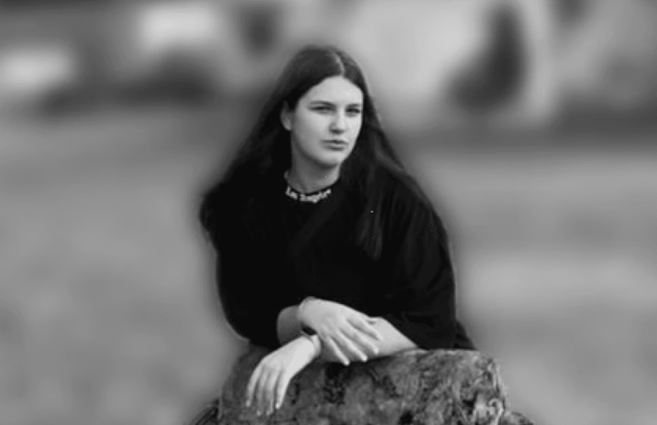 Померла дівчина, яка впала в яму з окропом у Києві