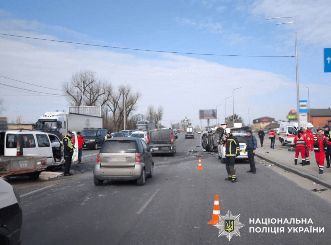 Смертельна ДТП на Кільцевій дорозі: внаслідок зіткнення перекинувся мікроавтобус