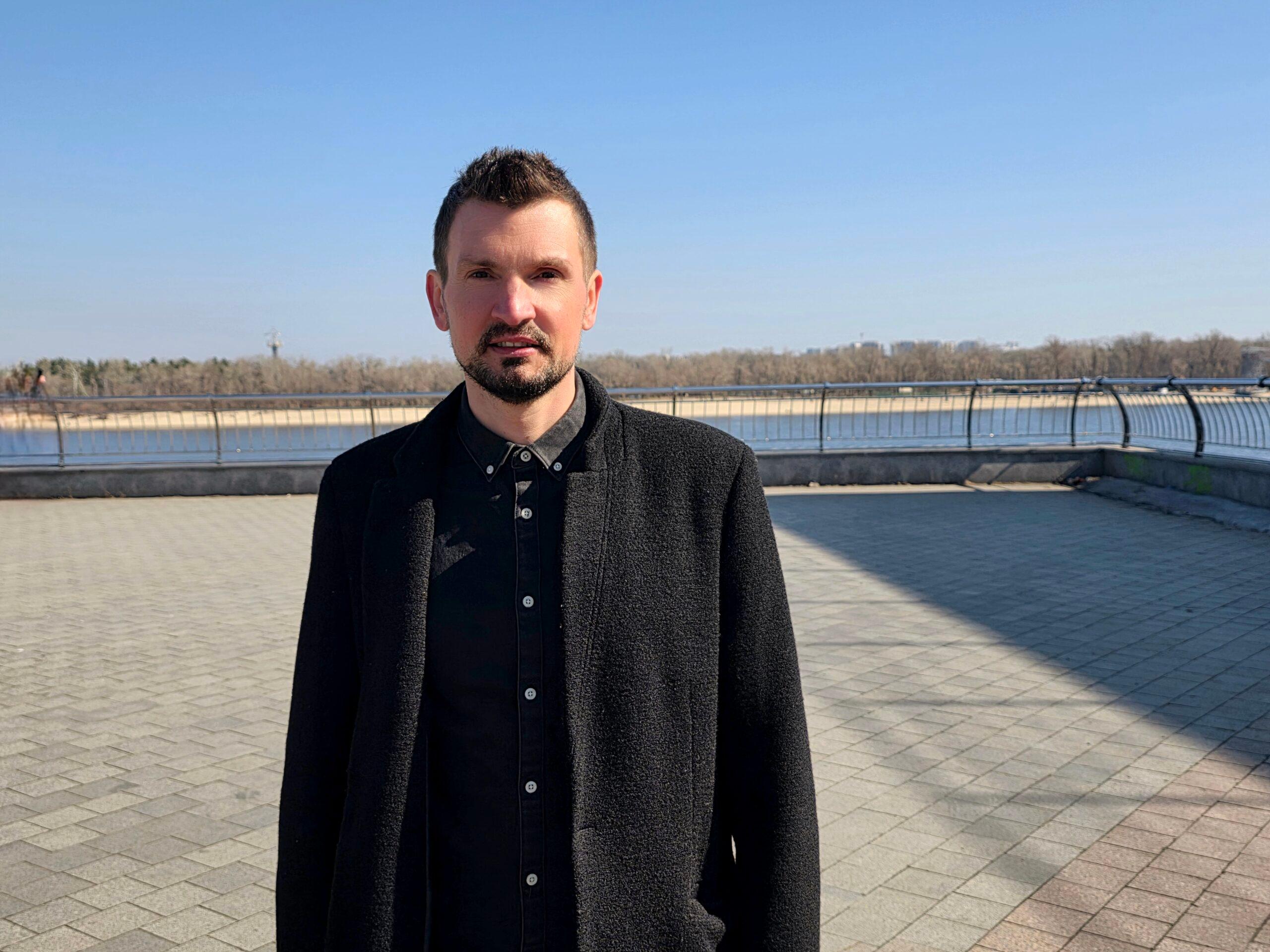 Коли кохання стає сяйвом: артист Sysuev створив історію про дружину, гуляючи вулицями Києва