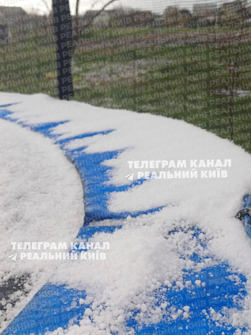 Пилова буря, град і сильний вітер: у Києві і області вирує негода