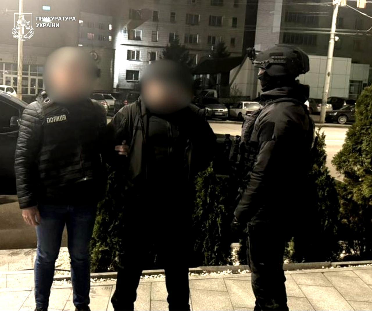 У Києві затримали пару, яка за 20 тисяч доларів обіцяла допомогу у звільненні чоловіка з ТЦК