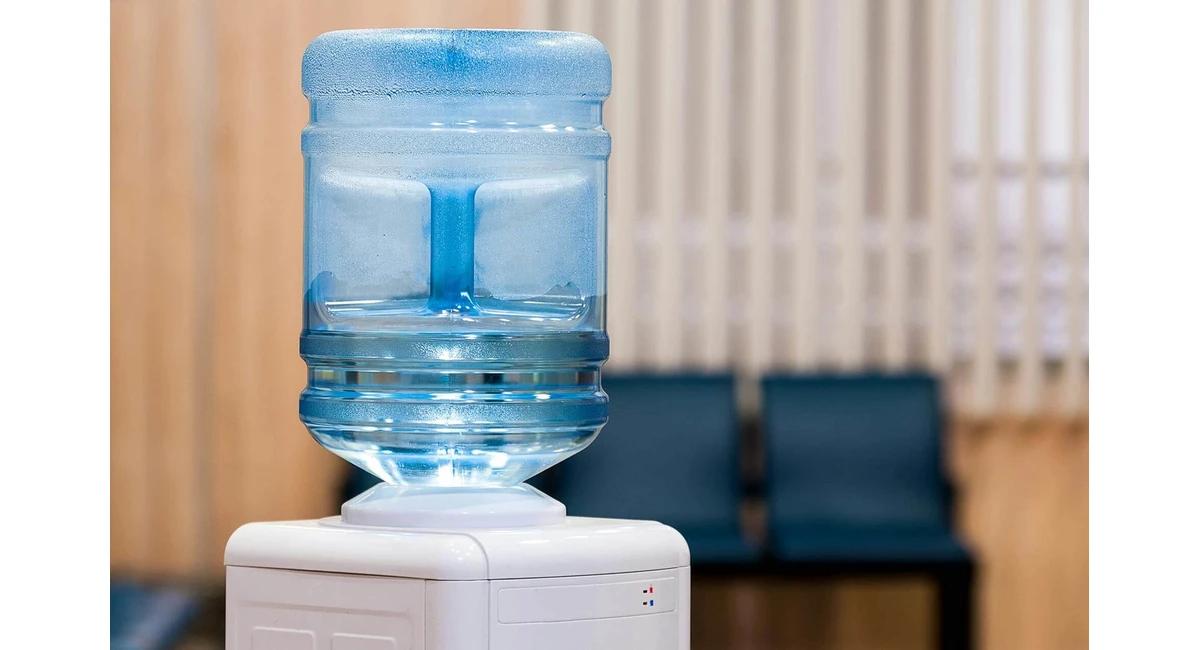 Пластик чи скло: основні відмінності для доставки води