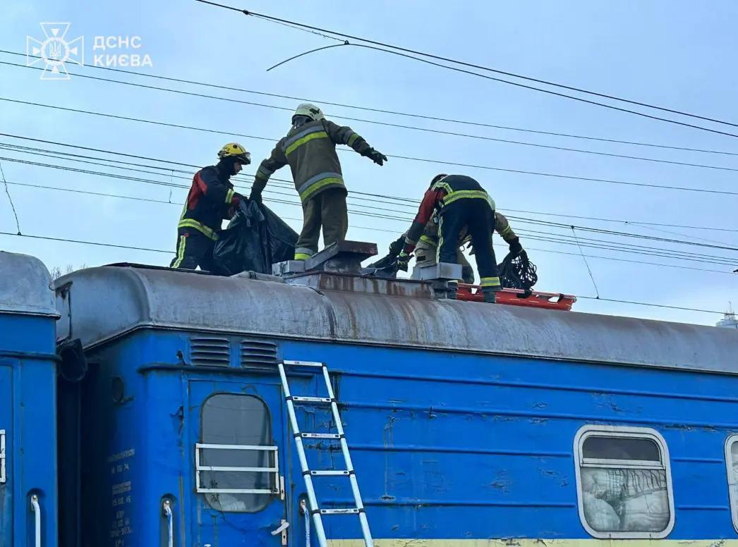 Підлітка, який отримав удар струму на залізниці у Києві, евакуювали на лікування до Німеччини