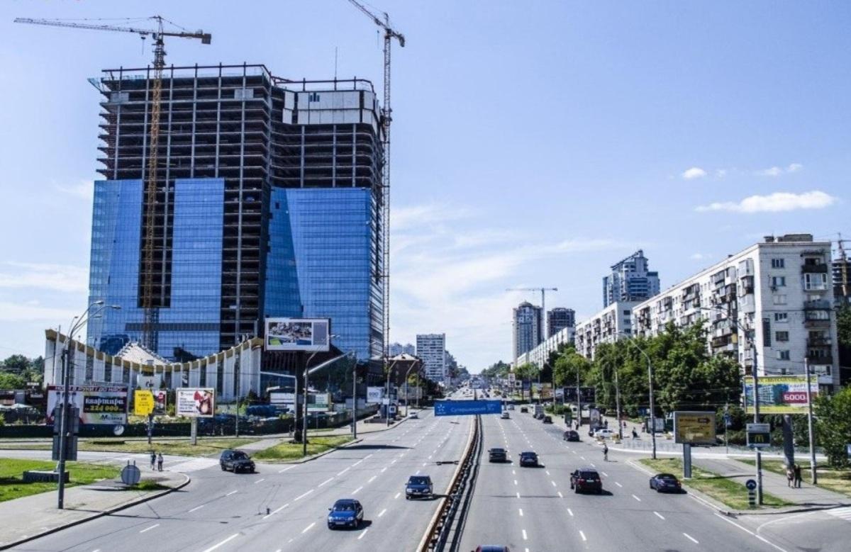 У Києві після 10 років простою відновили будівництво хмарочоса Sky Towers