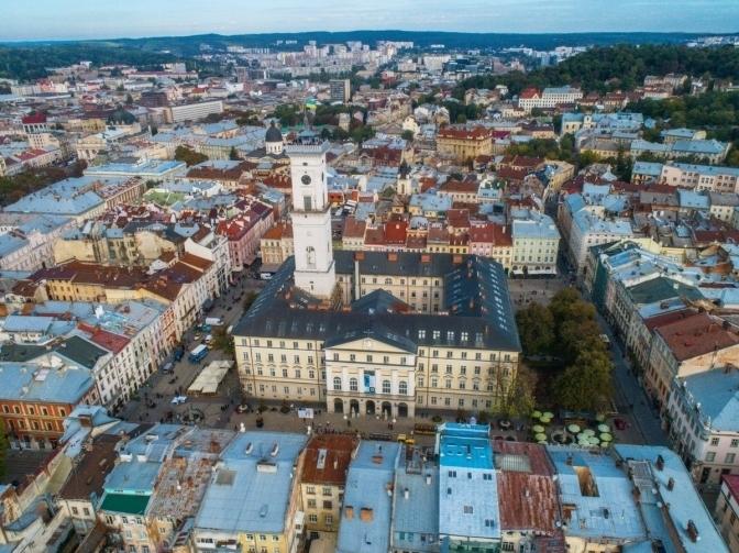 У Львові з оглядового майданчика Ратуші вистрибнув іноземець