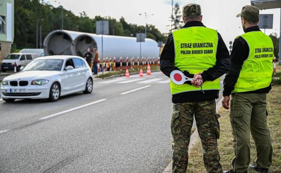 У Польщі затримали автобус із 12 росіянами-нелегалами, за кермом були двоє українців