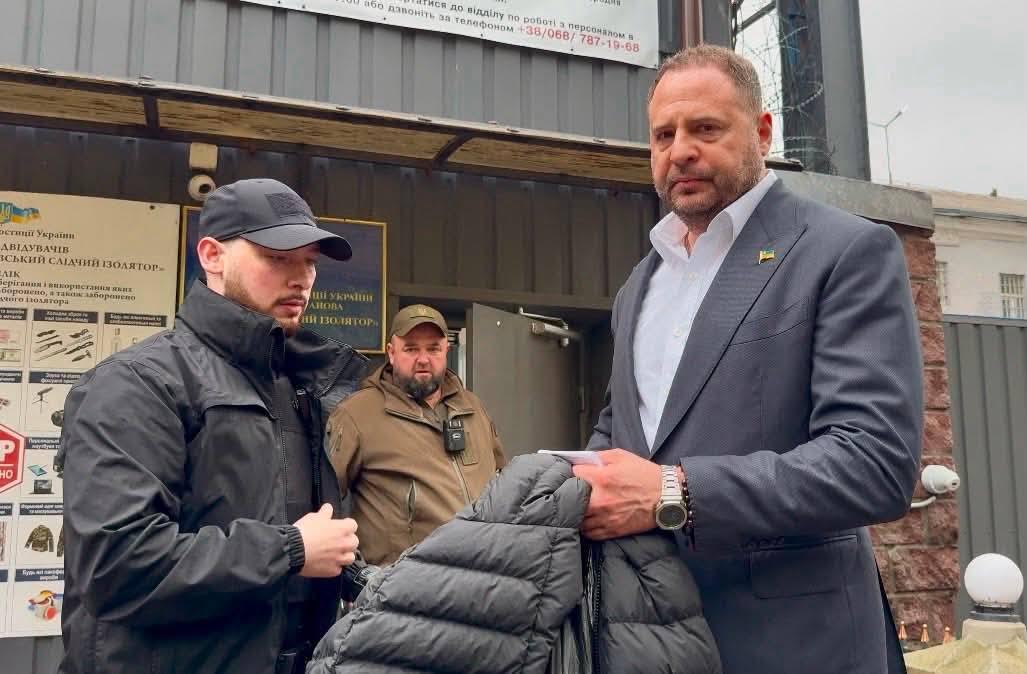 Надсилали десятки мільйонів та по 1 копійці – хто вніс 140 млн грн застави для Єрмака