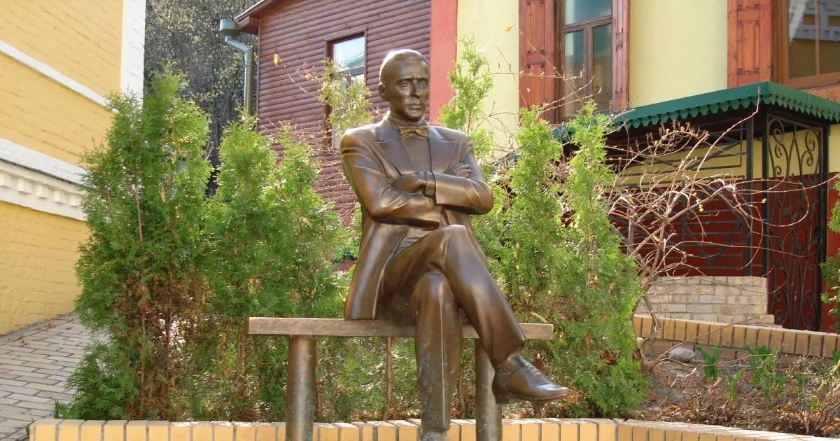 Меценат з Полтави хоче забрати пам’ятник Булгакову у свій приватний музей