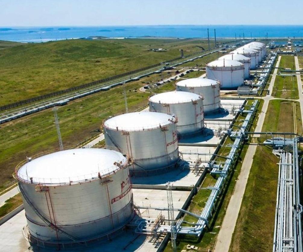На півдні РФ після атаки палає ключовий нафтогазовий термінал «Таманьнафтогаз»