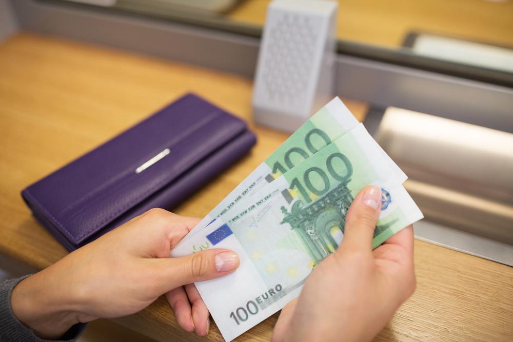 Курс у столичних обмінниках: де зараз вигідно обміняти долари та євро