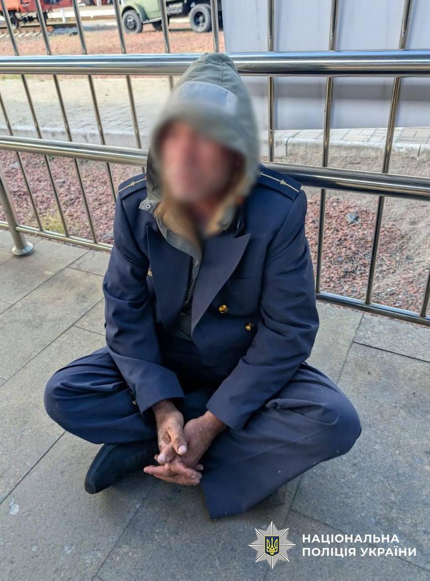 У Києві чоловік розбив вікно музейного потяга та перевдягнувся у залізничника