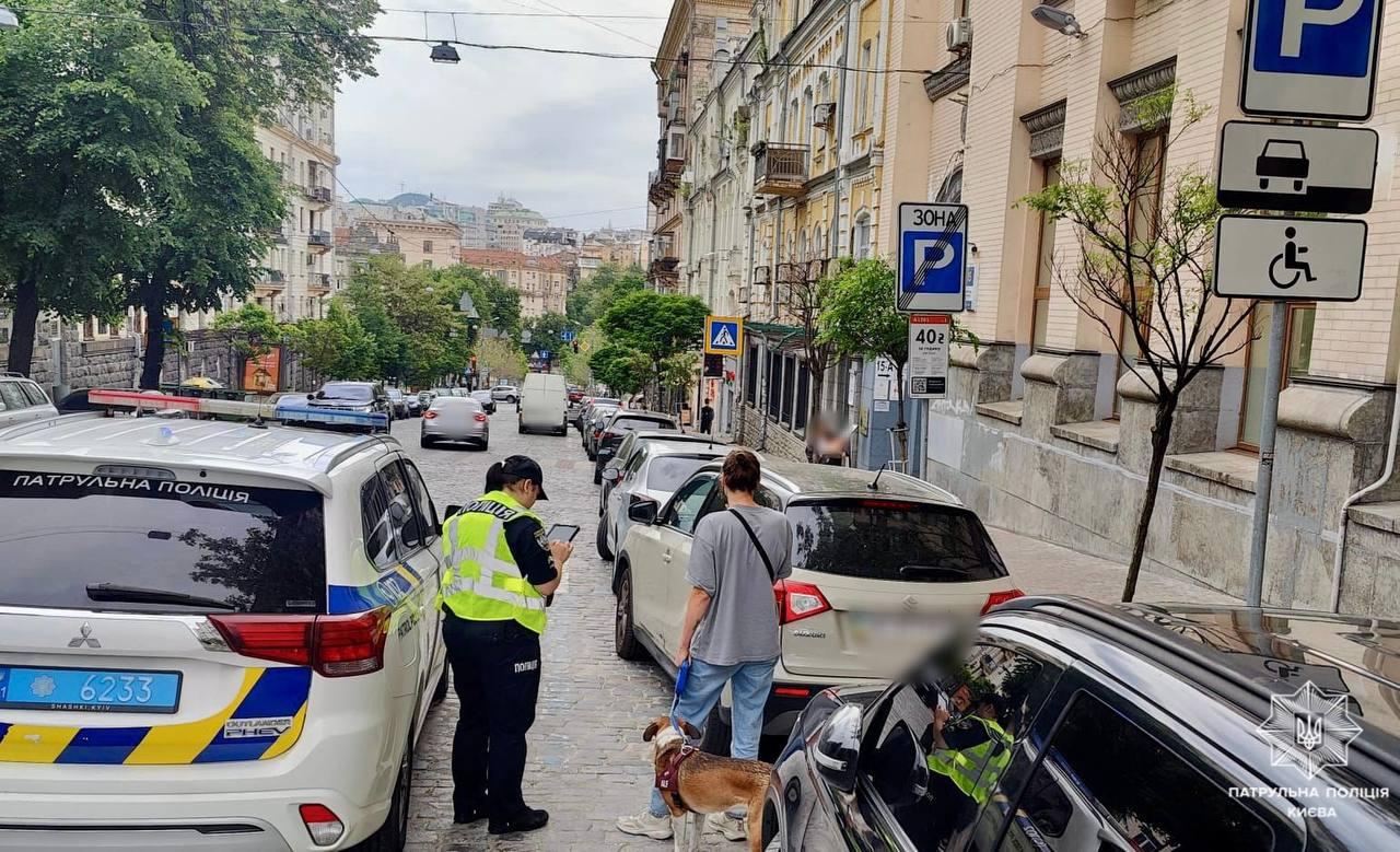 Столичних водіїв закликають дотримуватись правил паркування: які штрафи загрожують порушникам