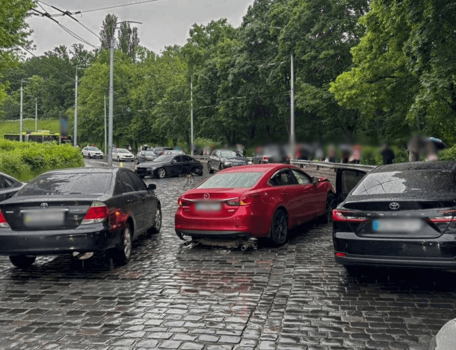 На Подільському узвозі – великий затор: шукайте інші шляхи проїзду