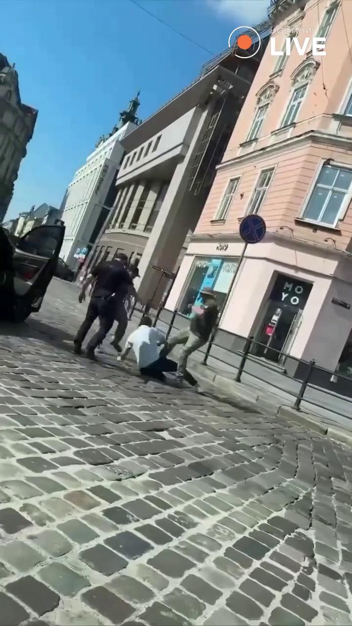 «Бусифікація» у Львові: лежачого чоловіка побили утрьох ногами і затягнули в бус