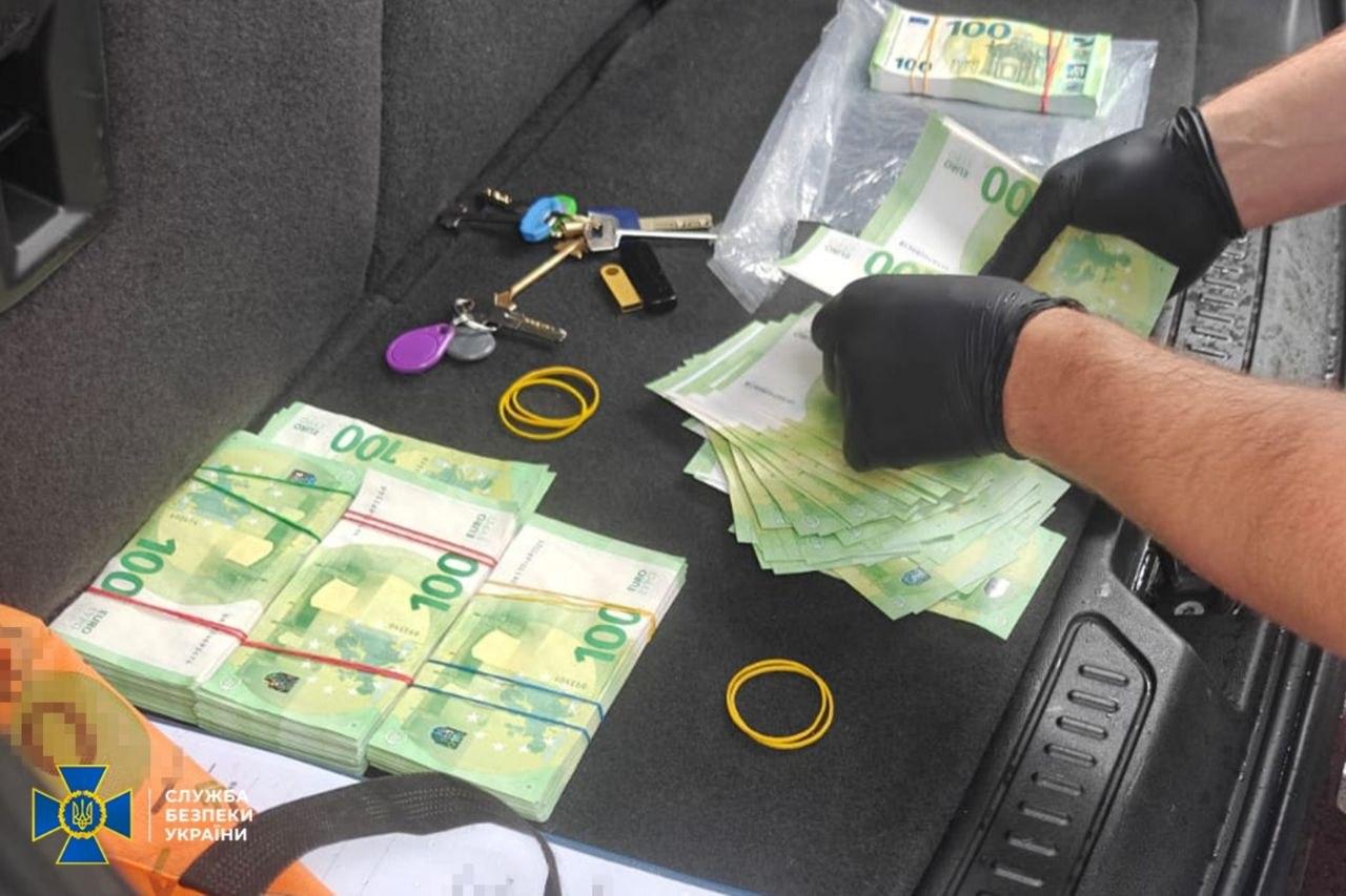 СБУ та ОГП викрили посадовицю ТПП України на вимаганні 100 тисяч євро у виробника бойових дронів