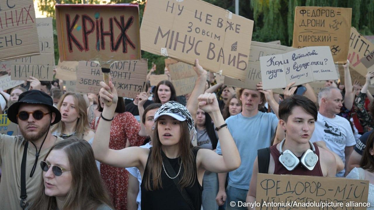 Українці другий день виходять на протести через відставку міністра оборони Михайла Федорова (відео)
