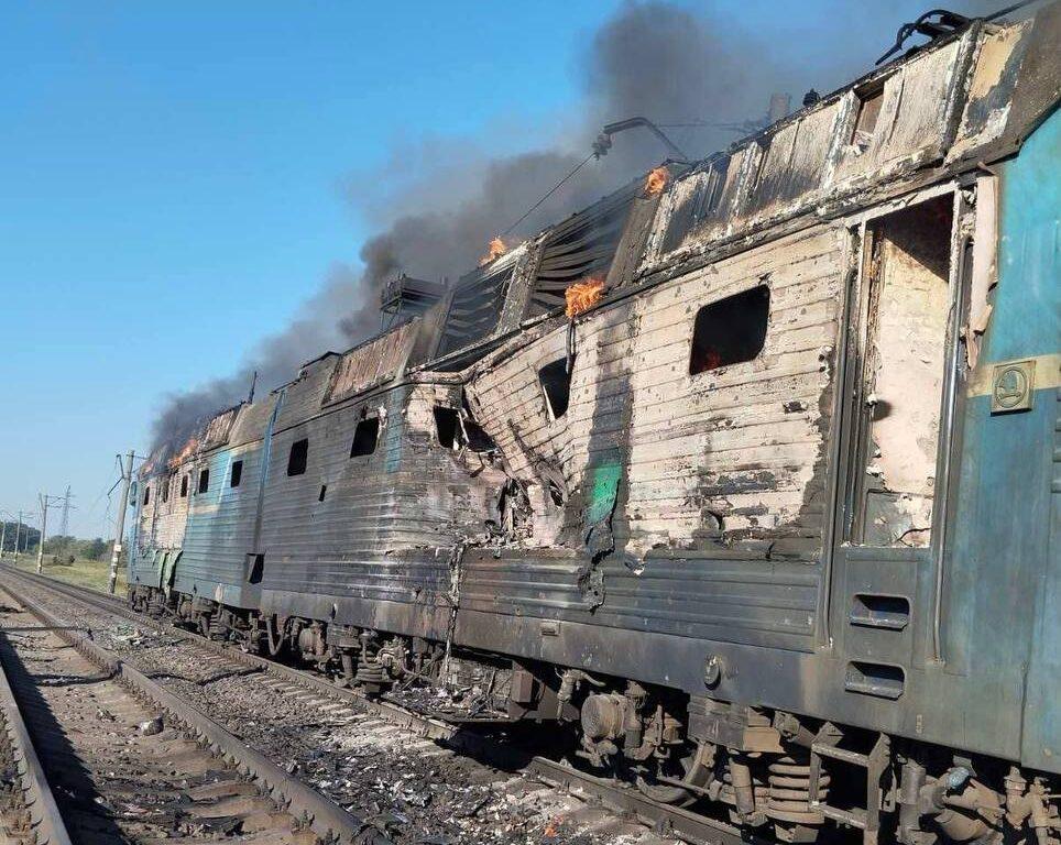 Російські дрони атакували потяг, провідниця поранена