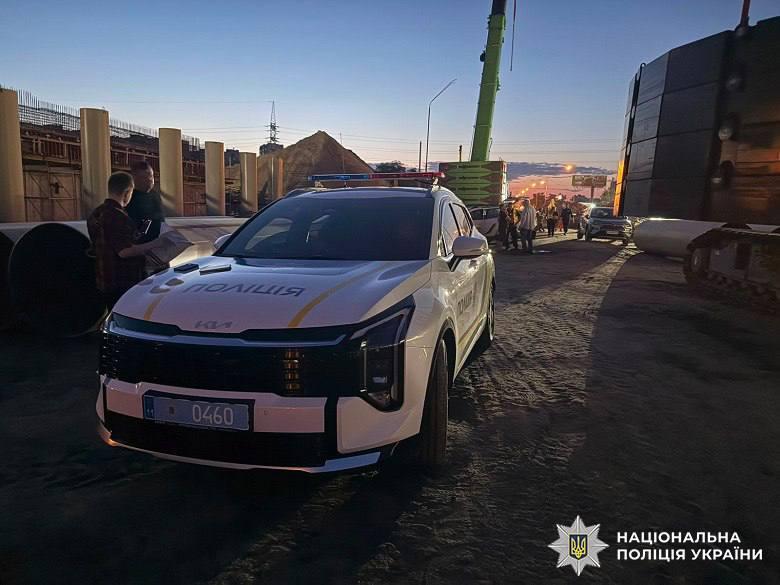 У Києві чоловік зі зброєю здійснив розбійний напад на АЗС