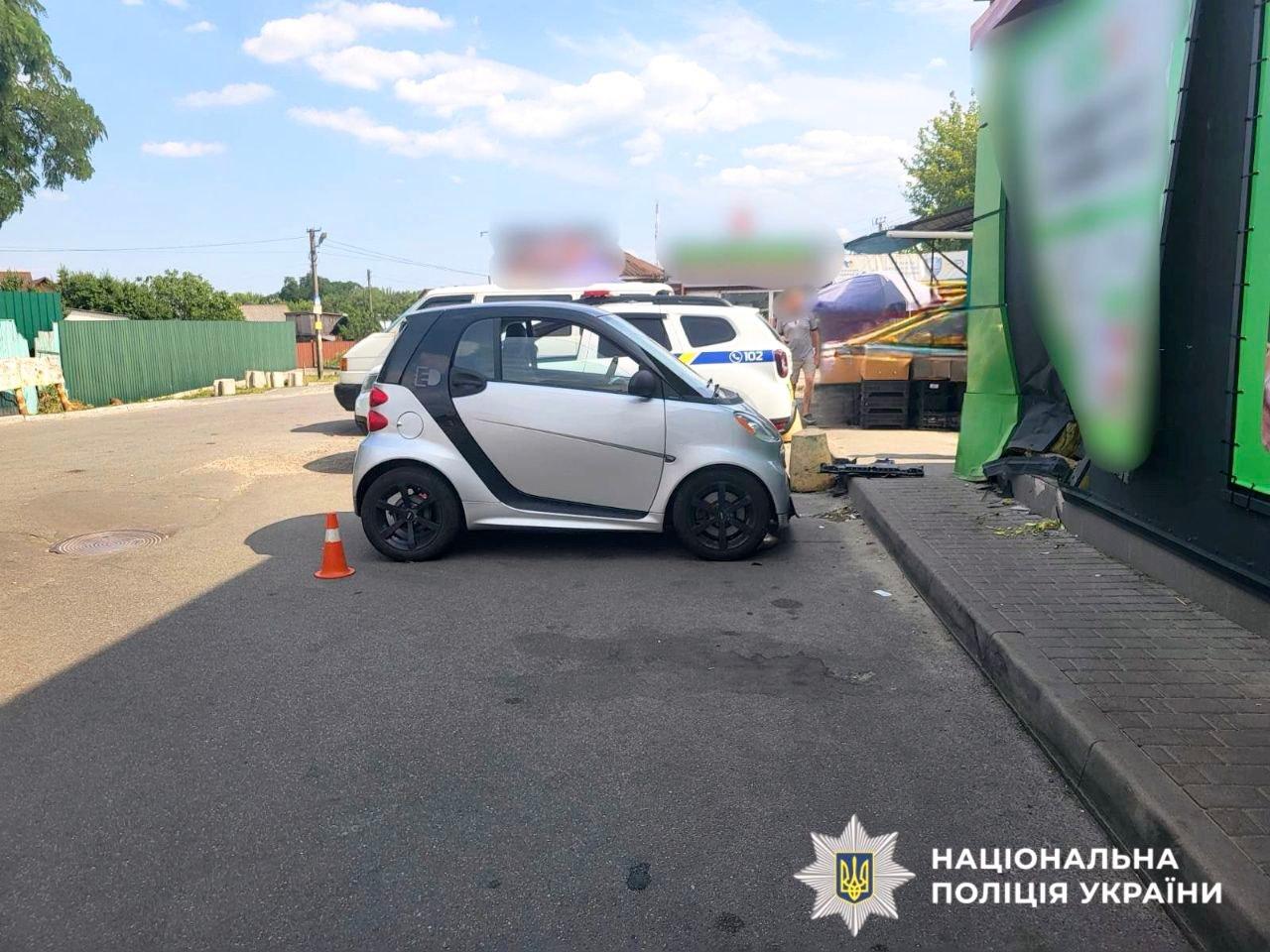 П’яна водійка Smart збила бабусю та в’їхала у фасад супермаркету