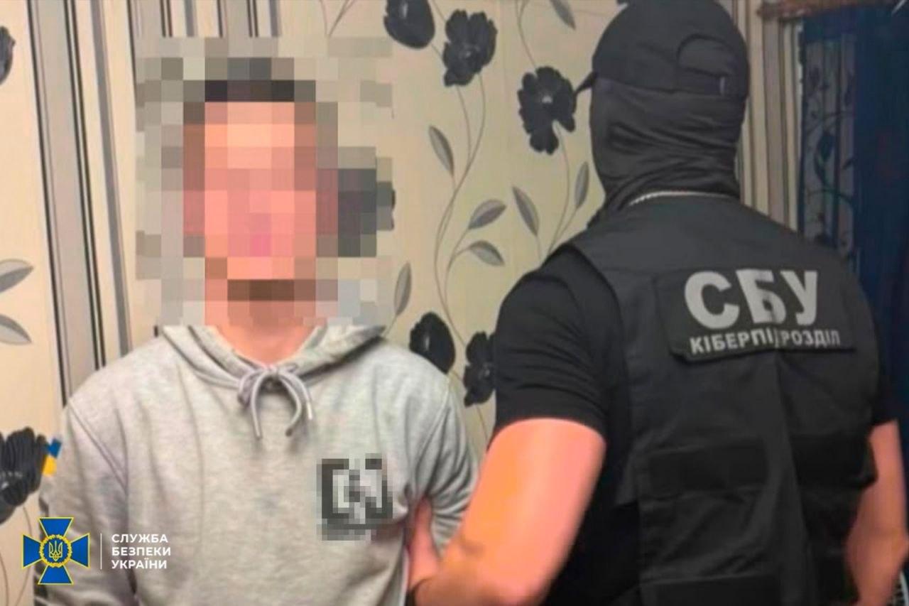 У Запоріжжі затримали двох підозрюваних у підпалах, яких завербували через онлайн-знайомства