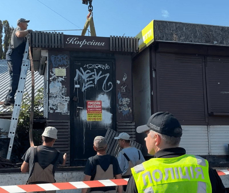 Біля станції метро «Іподром» демонтували МАФи