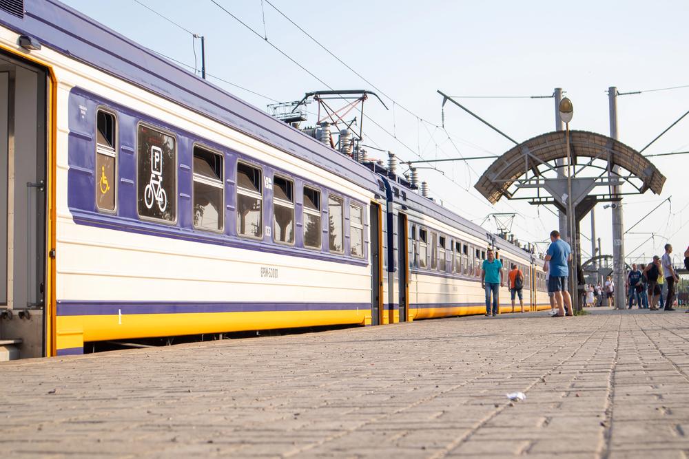 Міська електричка курсує з затримкою через ранкову повітряну тривогу