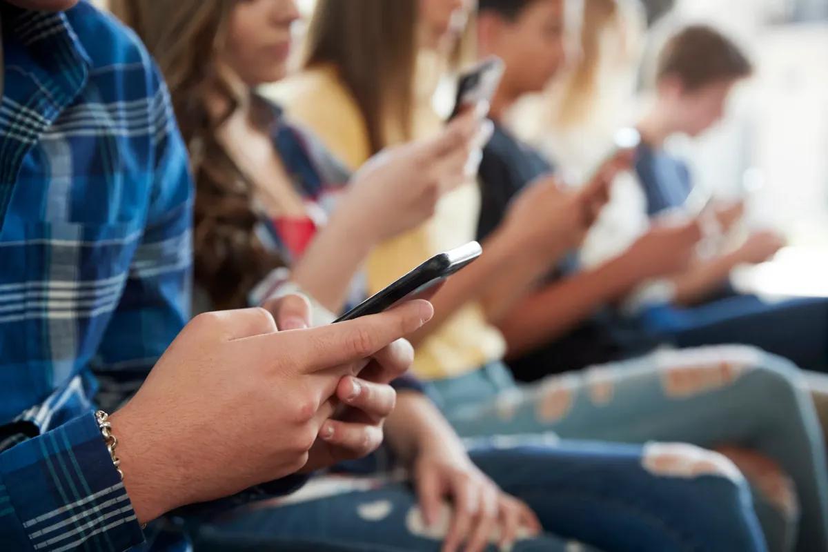 В Україні можуть обмежити використання смартфонів у школах під час уроків