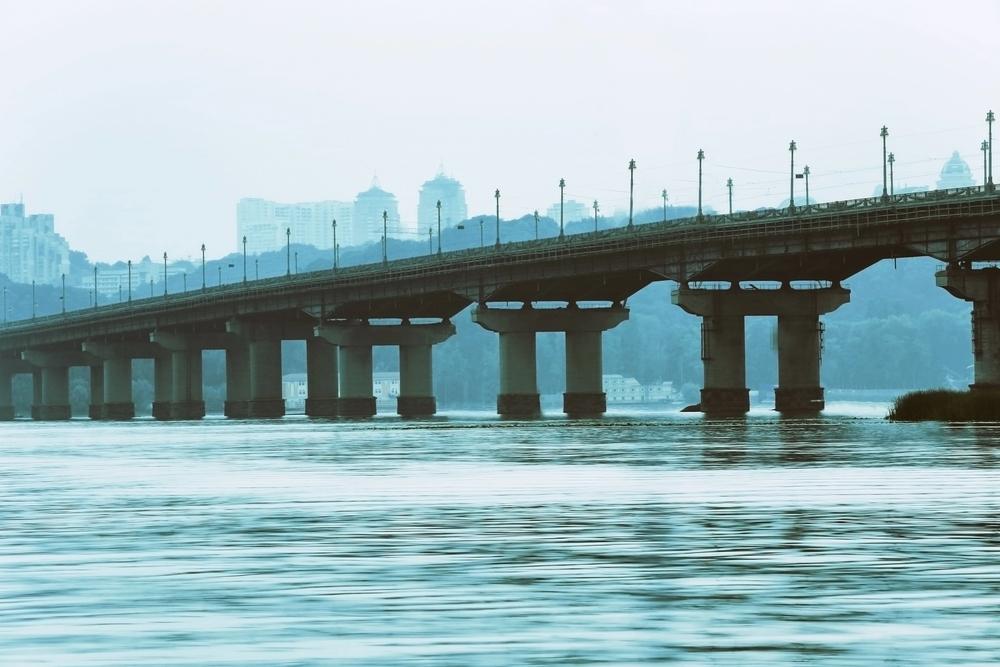 У Києві обмежать рух мостом Патона