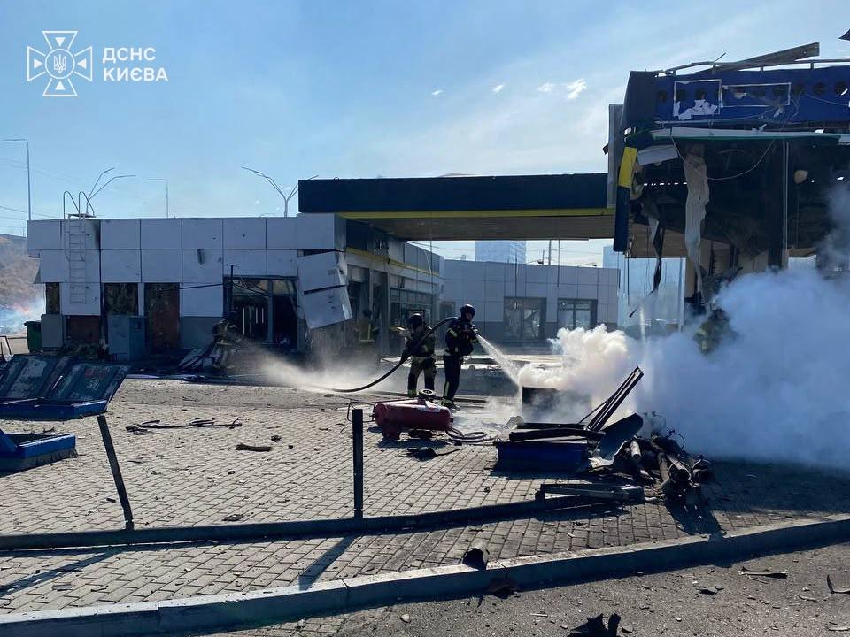У лікарні померли двоє містян, поранених на АЗС у Києві