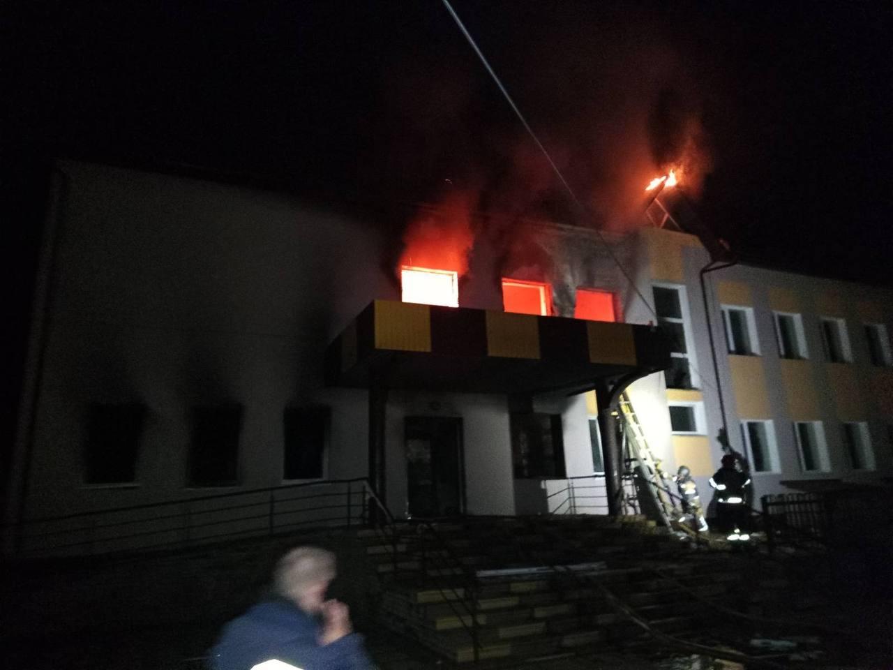 Росіяни вдарили по ліцею на Київщині, у столиці вже відомо про 57 постраждалих
