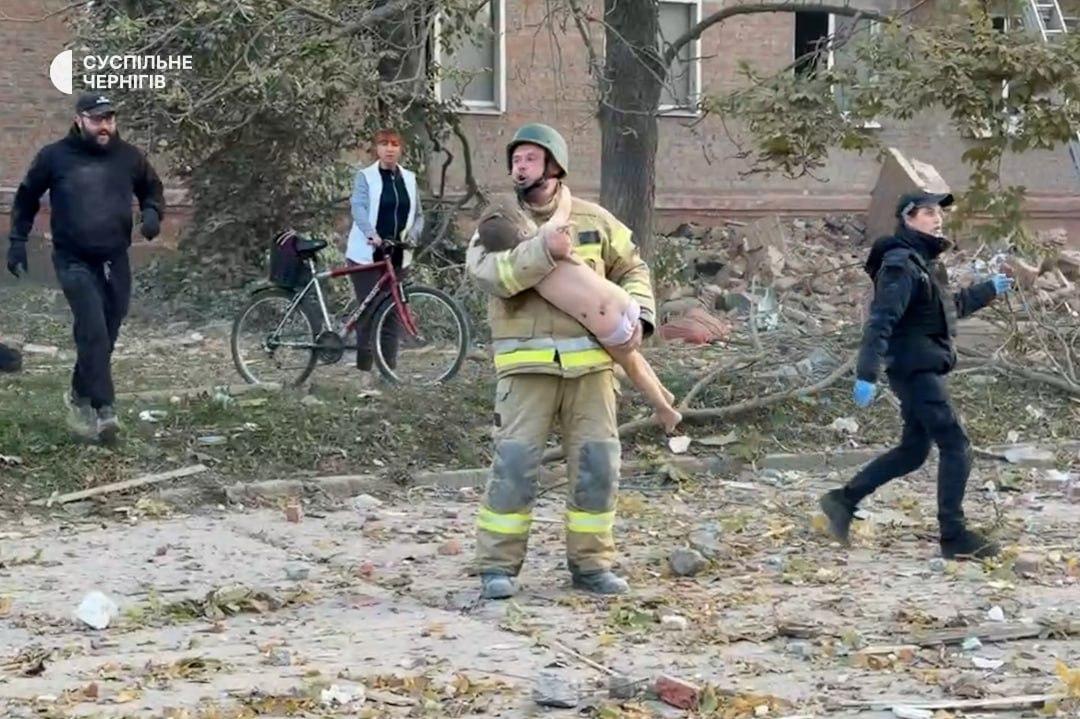 Трирічна Злата, яку врятували з-під завалів у Прилуках, перебуває в лікарні