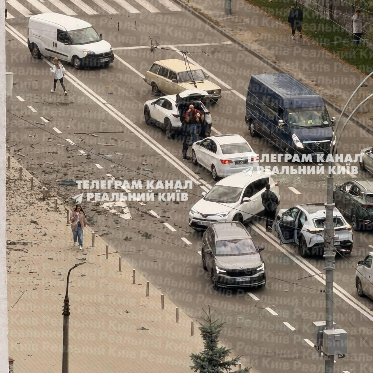 У Голосіївському районі уламки БпЛА впали на дорогу: на місце прямують медики