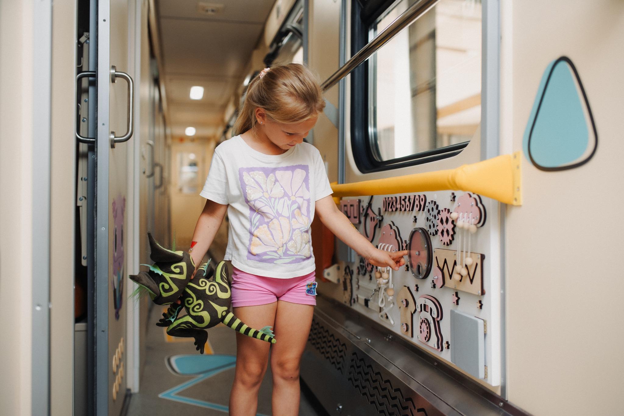 дитячий вагон у поїзді