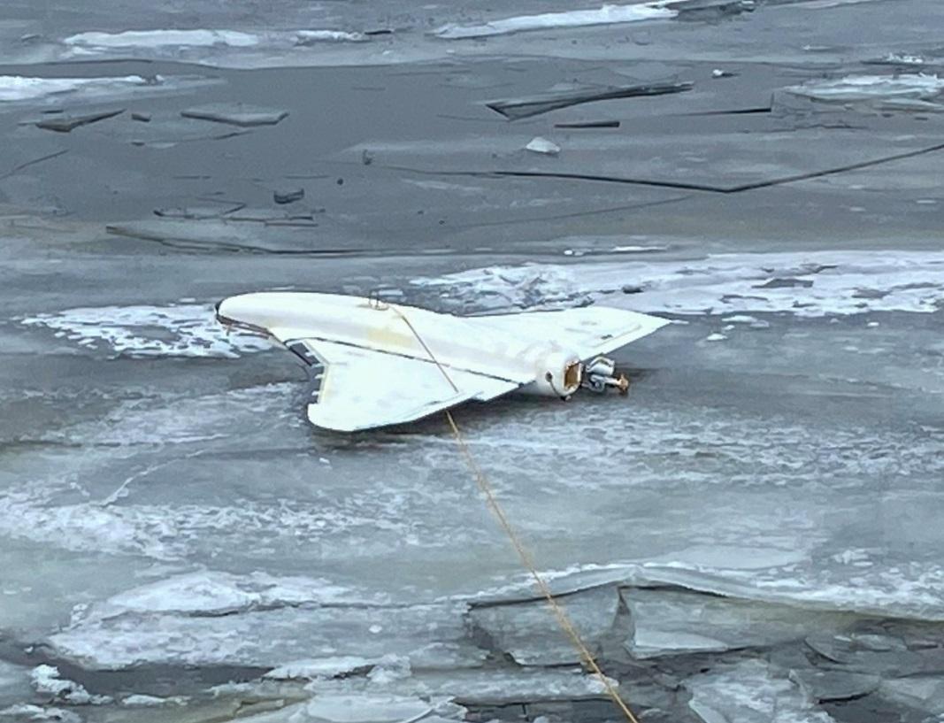 російський дрон на замерзлій водоймі на Київщині