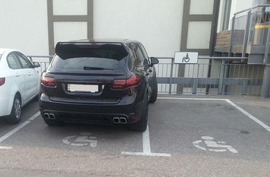 паркування на місцях для людей з інвалідністю